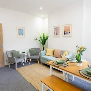 Holiday home Cedar House - Air Host &, Liverpool